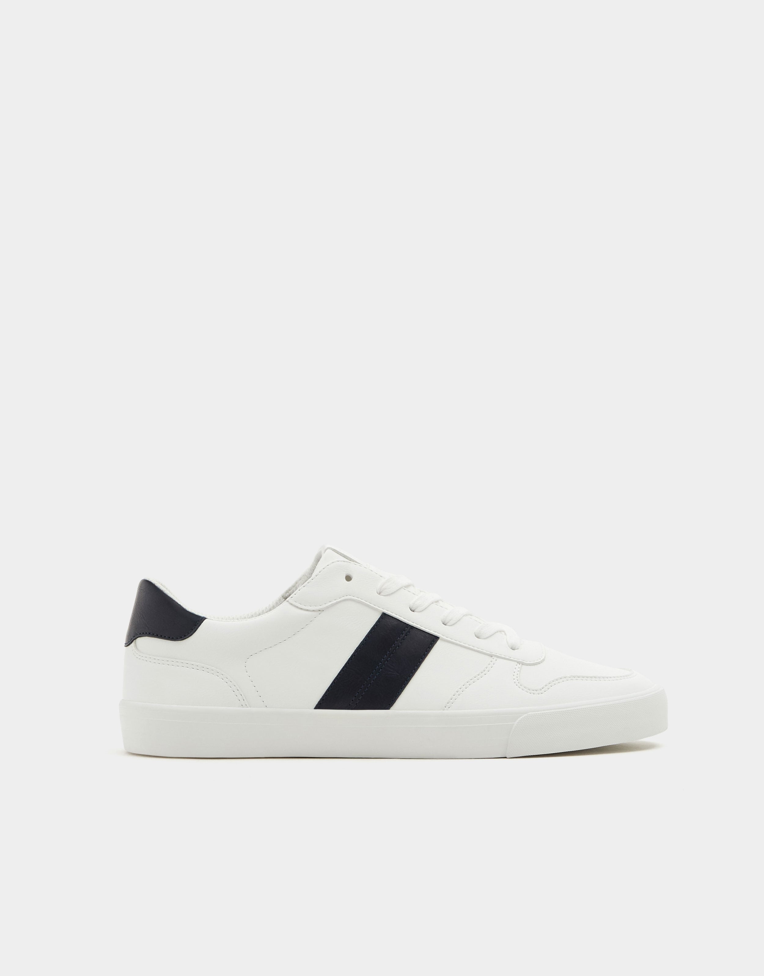 Sneakers with stripe